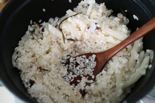 나무 숟가락으로 쌀을 볶는 모습